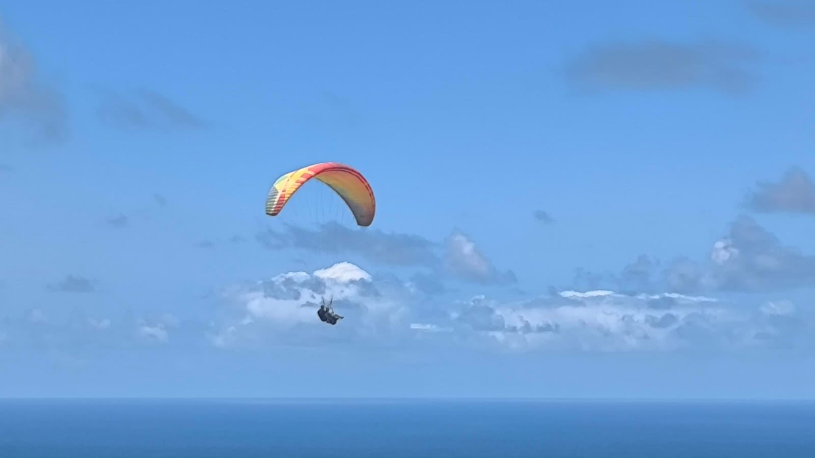 Parapente en pleno vuelo sobre Las Palmas de Gran Canaria